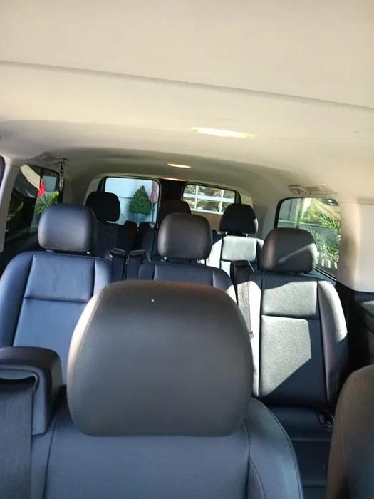 Interior microbuz Mercedes, locuri confortabile din piele – transfer aeroport Alba Iulia
